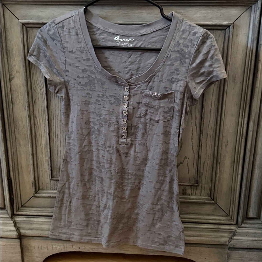 “Never Worn” Guess Taupe Buttoned Tee Size Small